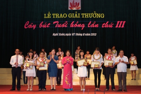 Đồng chí Nguyễn Thị Hà – Bí thư Trung ương Đoàn, Chủ tịch Hội đồng Đội Trung ương cùng các đồng chí đại diện lãnh đạo tỉnh trao giải thưởng “Cây bút hồng” lần thứ III